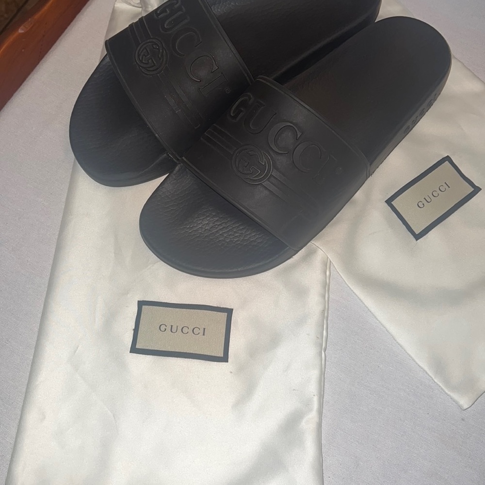 GUCCI men slides, hardly worn, size 11 good condition, Authentic
